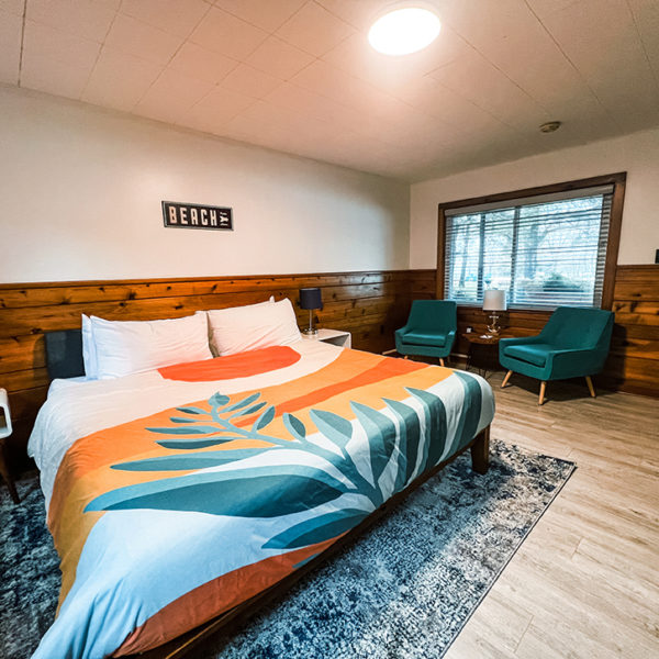 Classic-King-Sunrise-Landing-Leelanau-County-Lodging-web-1